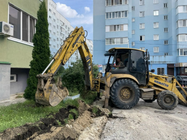 На бульваре Архитекторов, 16 началось строительство нового тротуара