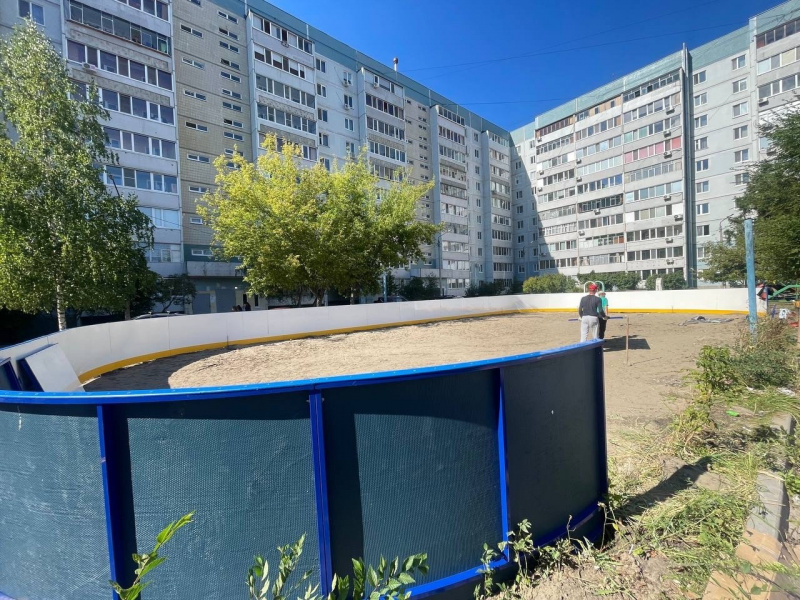 Во дворе домов № 13 и 25 на проспекте Хо Ши Мина ремонтируют хоккейный корт