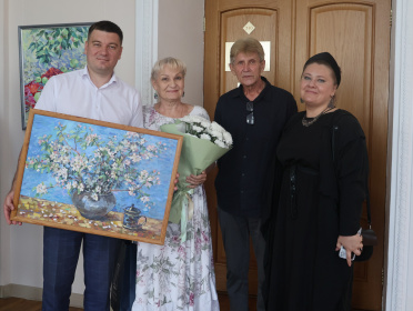 В Ульяновской Городской Думе открылась выставка Людмилы Слесарской «Мелодии лета»