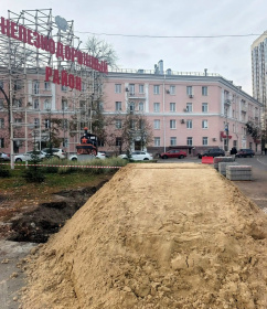  Рядом с  остановкой  «Речной порт» обустраивают пешеходный тротуар и переход 